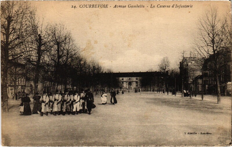 Carte postale ancienne Courbevoie Avenue Gambetta Caserne d'infanterie à Courbevoie
