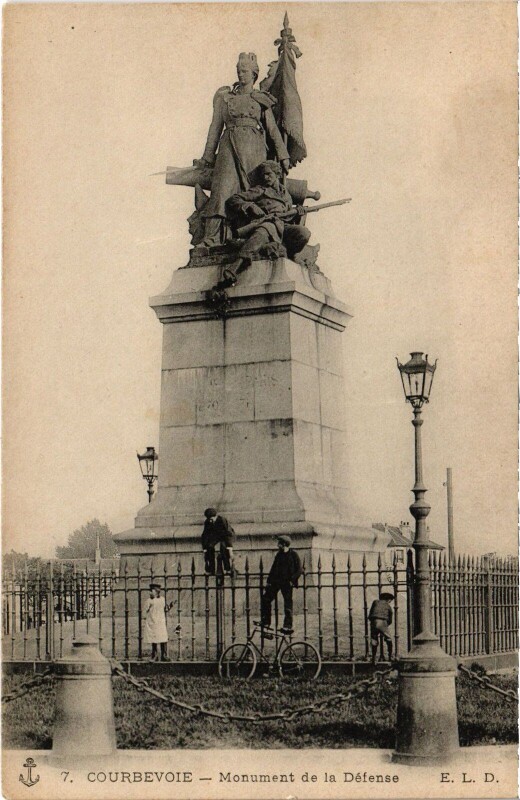 Carte postale ancienne Courbevoie Monument de la Defense à Courbevoie
