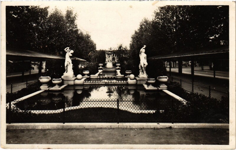 Carte postale ancienne Courbevoie Avenue Gambetta Les Fontaine à Courbevoie