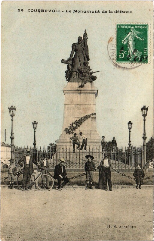 Carte postale ancienne Courbevoie Monument de la Defense à Courbevoie