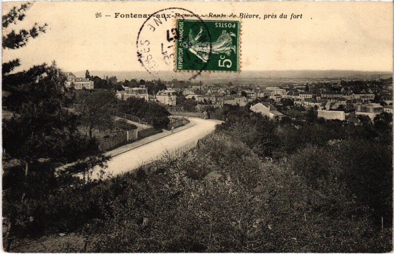 Carte postale ancienne Fontenay aux Roses Route de Bievre à Fontenay-aux-Roses
