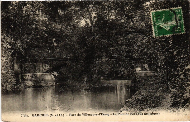 Carte postale ancienne Garches Parc de Villeneuve Pont de Fer à Garches