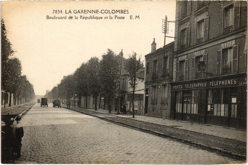 Carte postale ancienne La Garenne Colombes Boulevard de la Republique et la Poste à Colombes