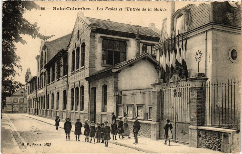 Carte postale ancienne Colombes Les Ecoles et l'entree de la Mairie à Colombes