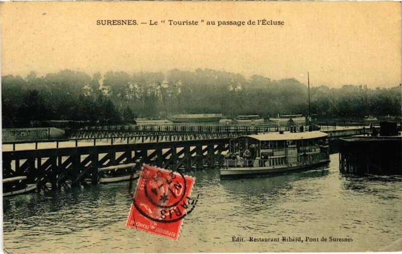 Carte postale ancienne Suresnes Le Touriste au passage de l'Ecluse à Suresnes