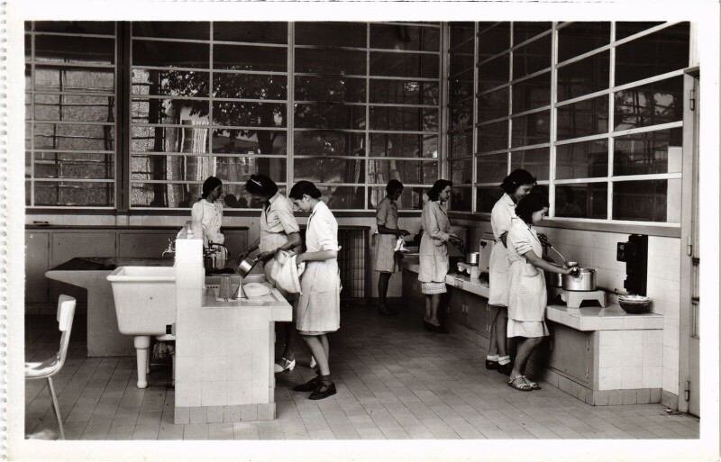 Carte postale ancienne Suresnes Ecole en plein air Enseignement menager à Suresnes