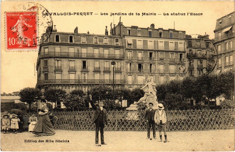 Carte postale ancienne Levallois Perret Les jardins de la Mairie Statue l'Essor à Levallois-Perret