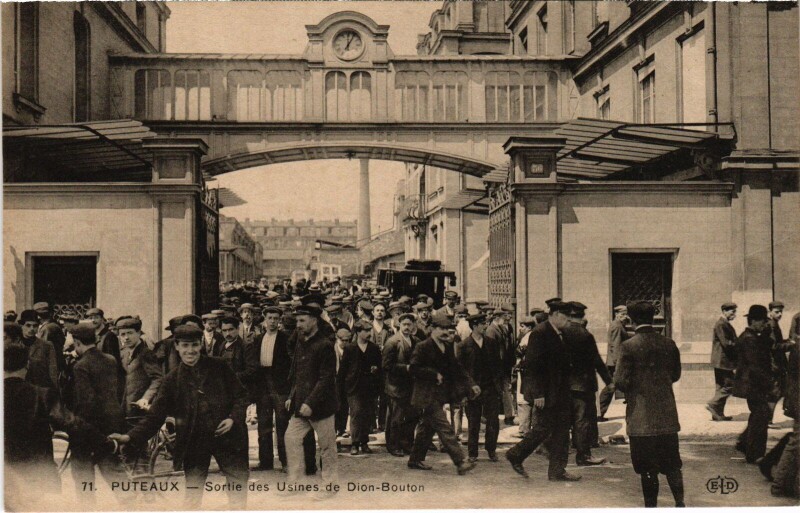 Carte postale ancienne Puteaux Sortie des Usines de Dion Bouton à Puteaux