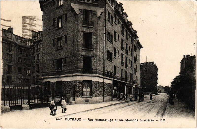 Carte postale ancienne Puteaux Rue Victor Hugo et les Maisons ouvrieres à Puteaux