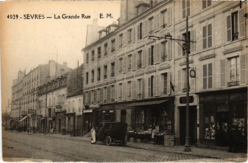 Carte postale ancienne Sevres Grande Rue