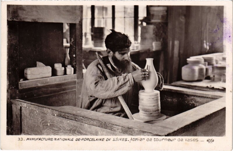 Carte postale ancienne Sevres Manufacture Nationale Atelier de tourneur de Vases
