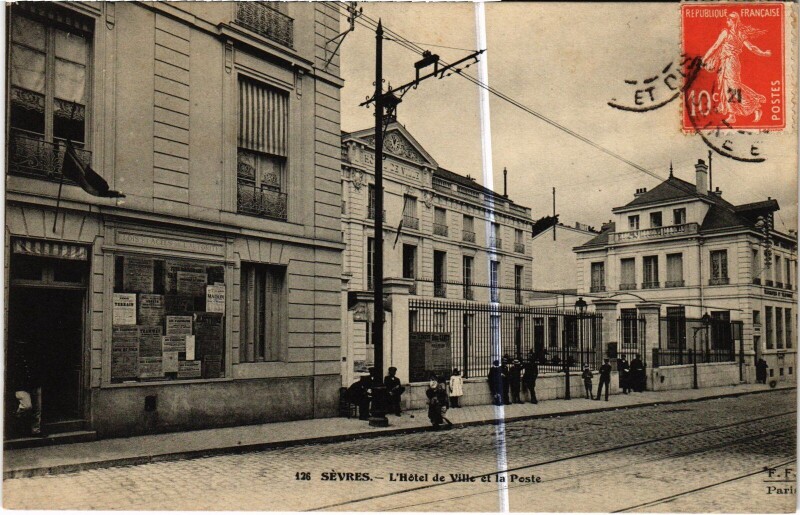 Carte postale ancienne Sevres Hotel de Ville et la Poste