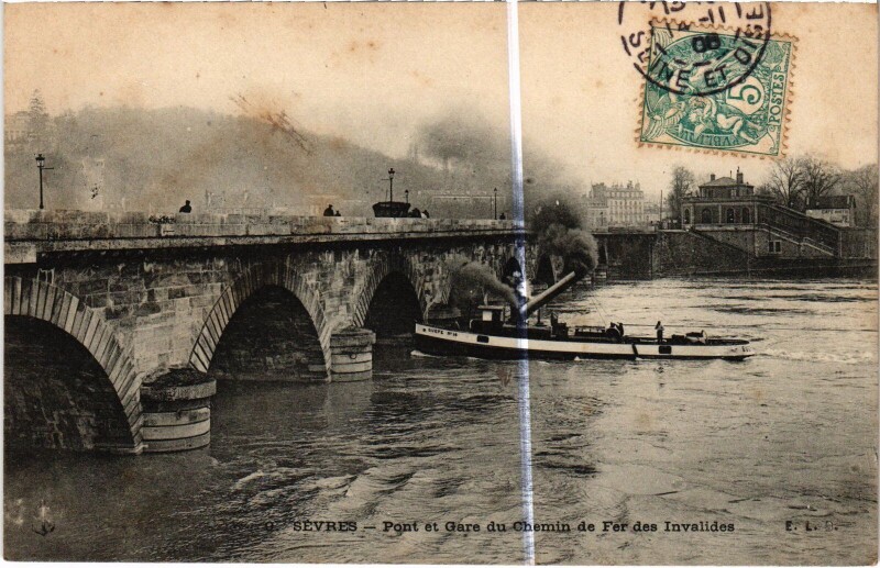 Carte postale ancienne Sevres Pont et Gare du Chemin de Fer