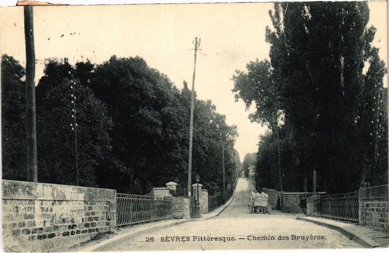 Carte postale ancienne Sevres Chemin des Bruyeres