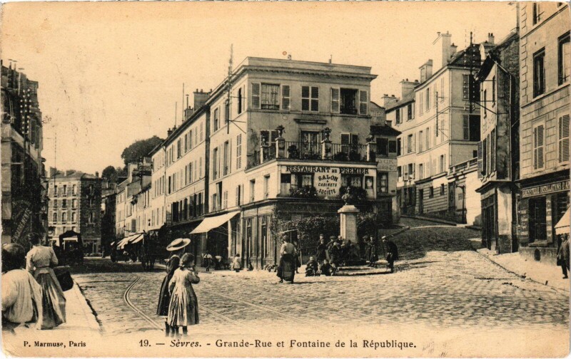 Carte postale ancienne Sevres Grande Rue et Fontaine de la Republique