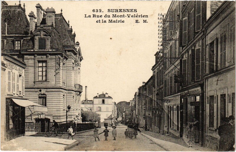 Carte postale ancienne Suresnes Rue du Mont Valerien et la Mairie à Suresnes