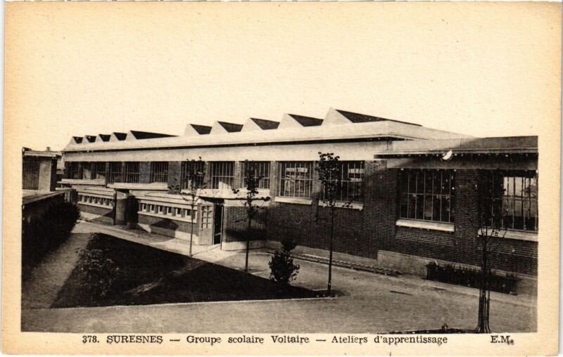 Carte postale ancienne Suresnes Groupe scolaire Voltaire à Suresnes
