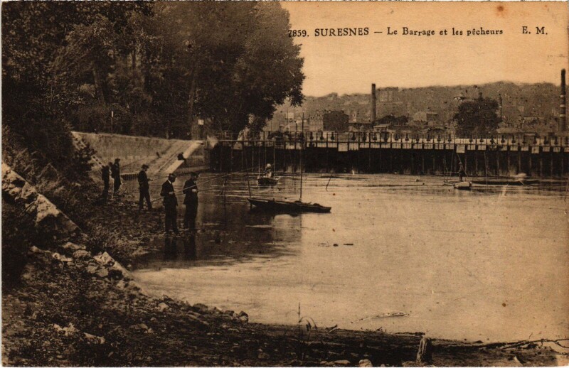 Carte postale ancienne Suresnes Le Barrage et les pecheurs à Suresnes
