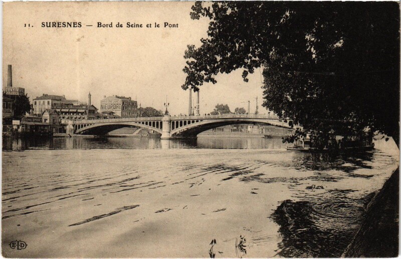 Carte postale ancienne Suresnes Bords de la Seine et le Pont à Suresnes
