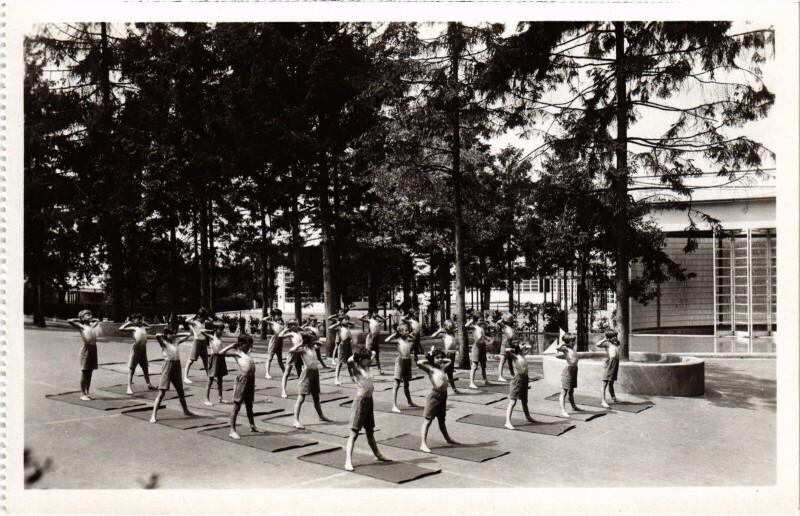Carte postale ancienne Suresnes Ecole en plein air La lecon de gymnastique à Suresnes