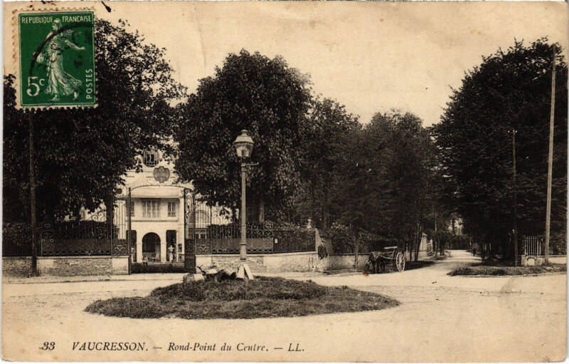 Carte postale ancienne Vaucresson Rond point du Centre à Vaucresson