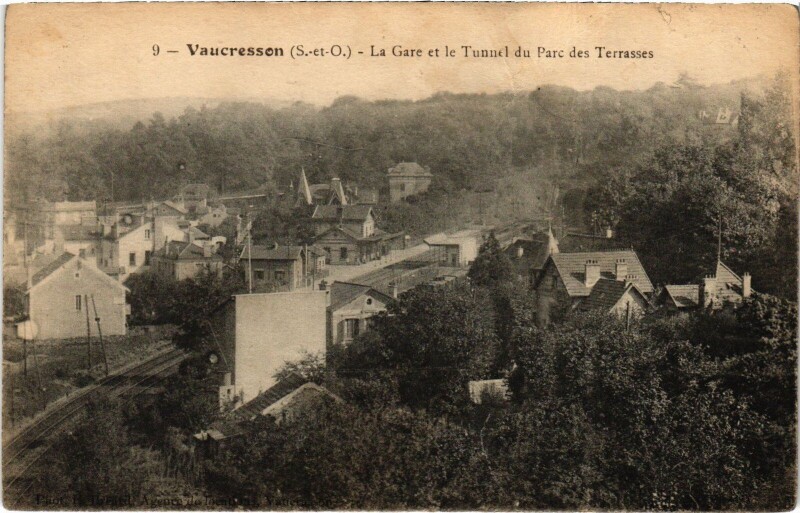 Carte postale ancienne Vaucresson La gare et le Tunnel du Parc des Terrasses à Vaucresson