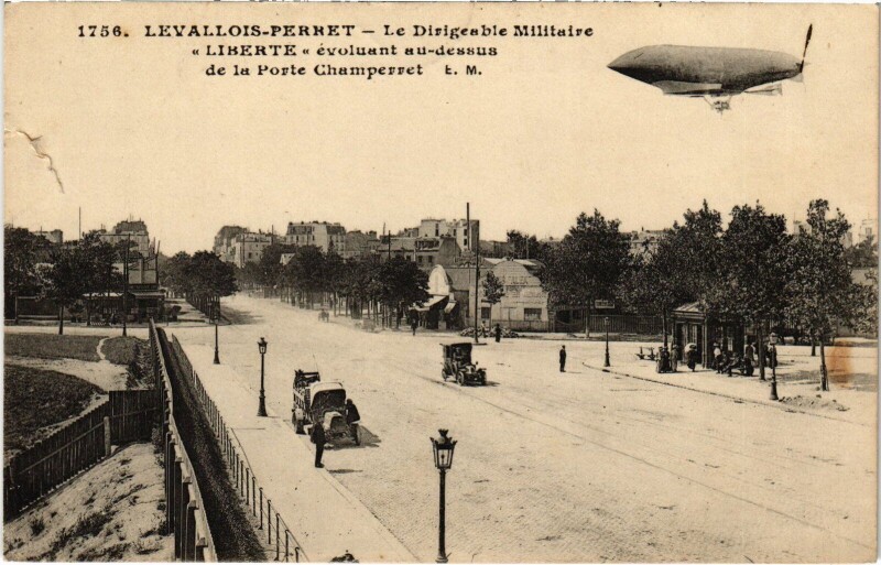 Carte postale ancienne Levallois-Perret -  Le Dirigenble Militaire Liberte  évoluant à Levallois-Perret