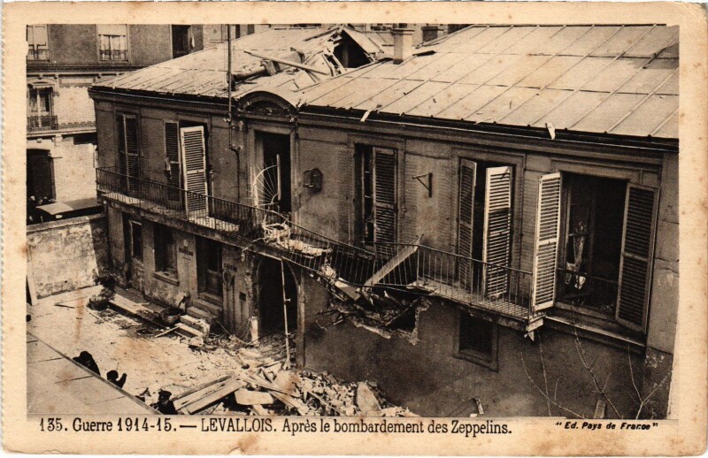 Carte postale ancienne Levallois Perret Apres le bombardement des Zeppelins à Levallois-Perret