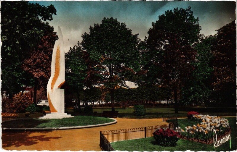 Carte postale ancienne Levallois Perret Le Square L. Rouquier à Levallois-Perret