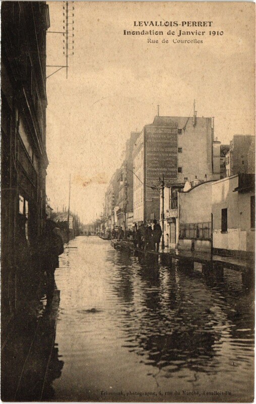 Carte postale ancienne Levallois Perret Rue de Courcelles à Levallois-Perret