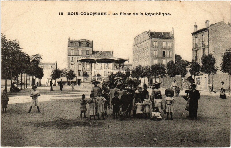 Carte postale ancienne Colombes Place de la Republique à Colombes