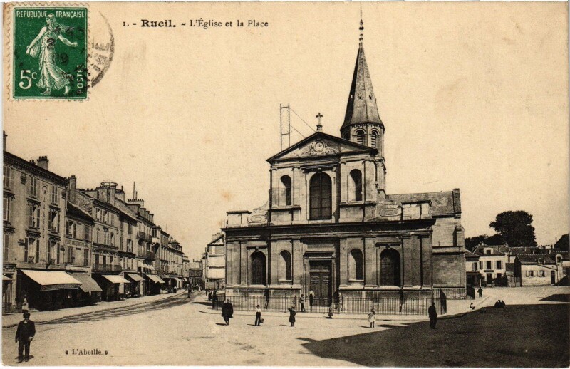 Carte postale ancienne Rueil Eglise et la Place