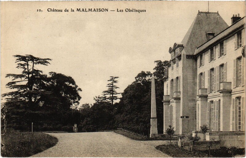 Carte postale ancienne Rueil Chateau de la Malmaison Les Obelisques