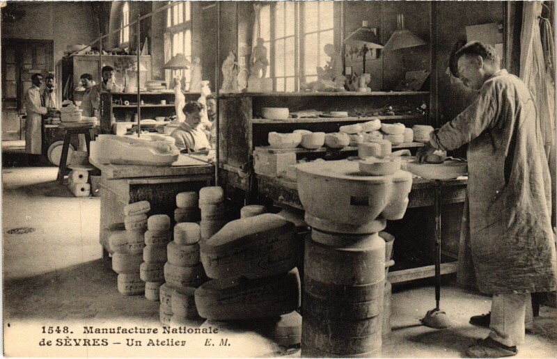 Carte postale ancienne Sevres Manufacture Nationale un atelier