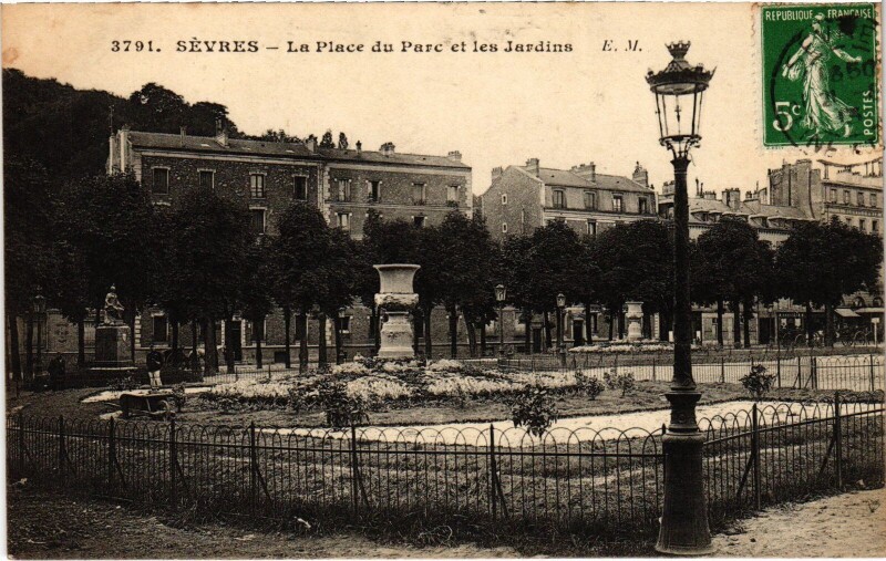 Carte postale ancienne Sevres Place du Parc et les Jardins