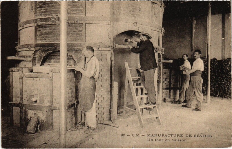 Carte postale ancienne Sevres Manufacture Nationale un four en cuisson