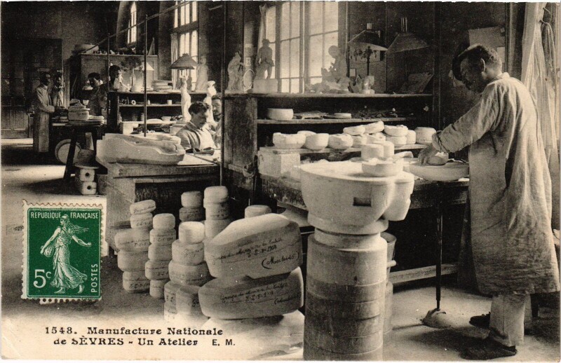 Carte postale ancienne Sevres Manufacture Nationale un atelier