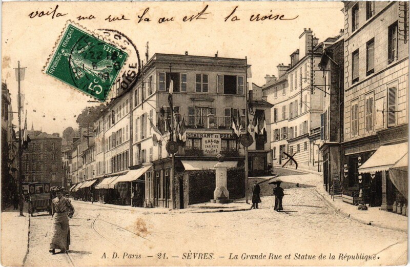Carte postale ancienne Sevres Grande Rue et Statue de la Reoublique