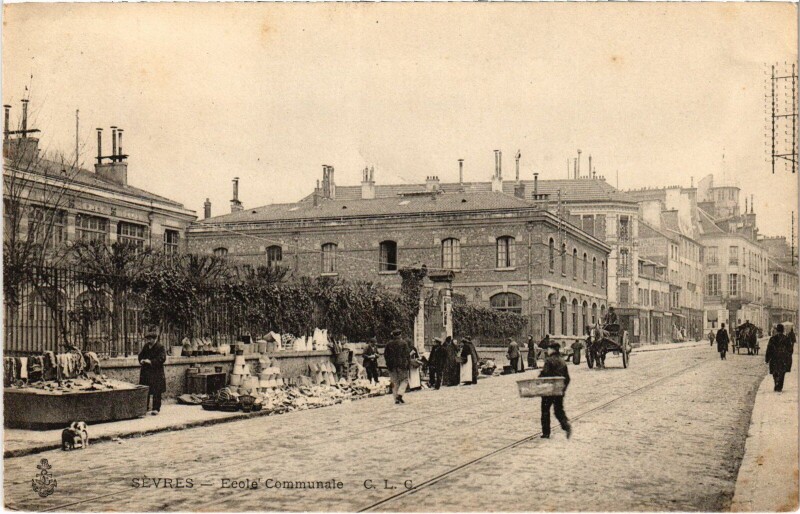 Carte postale ancienne Sevres Ecole Communale