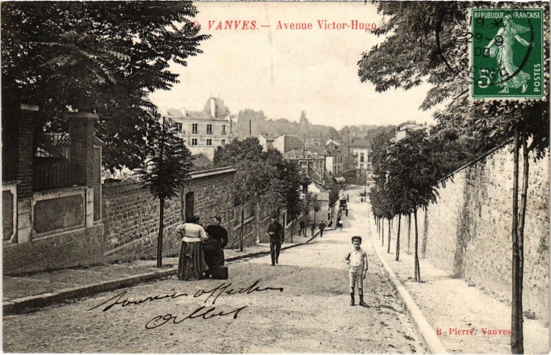 Carte postale ancienne Vanves Avenue Victor Hugo à Vanves
