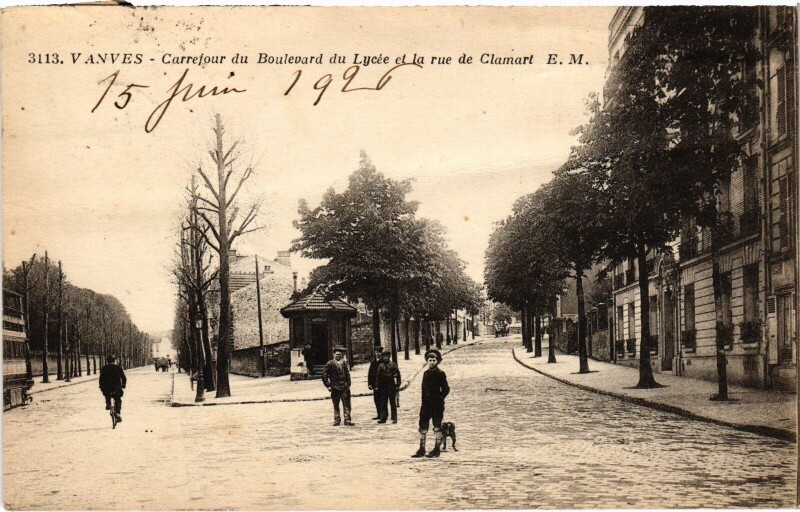 Carte postale ancienne Vanves Carrefour du Boulevard du Lycee à Vanves