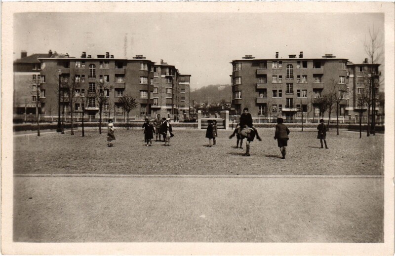 Carte postale ancienne Suresnes Terrain de jeux à Suresnes