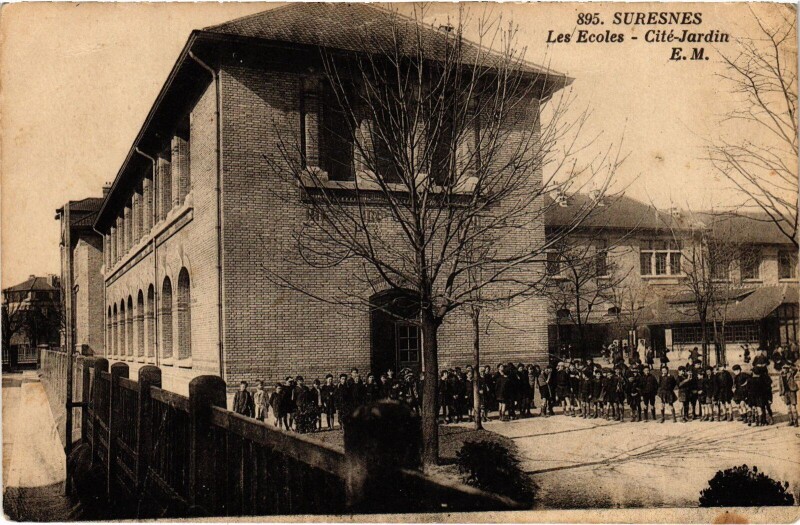 Carte postale ancienne Suresnes Les Ecoles Cite Jardin à Suresnes