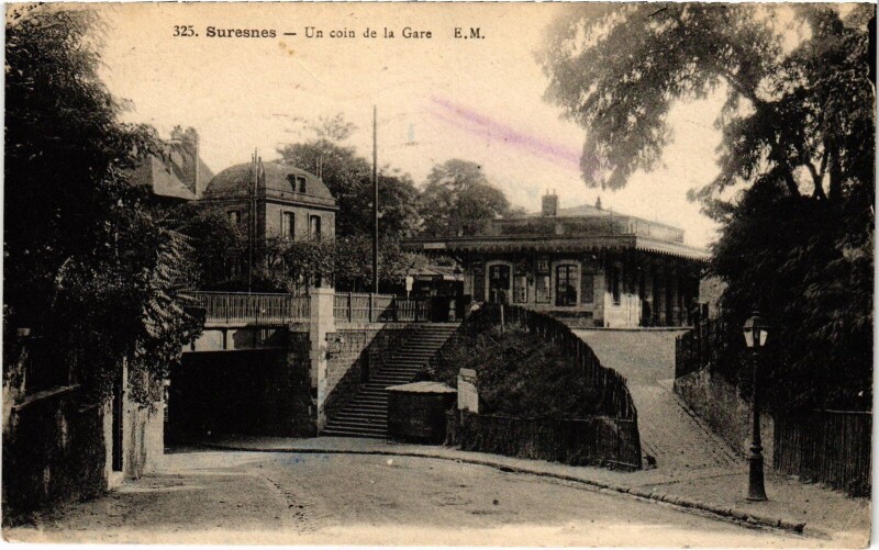 Carte postale ancienne Suresnes un coin de la Gare à Suresnes