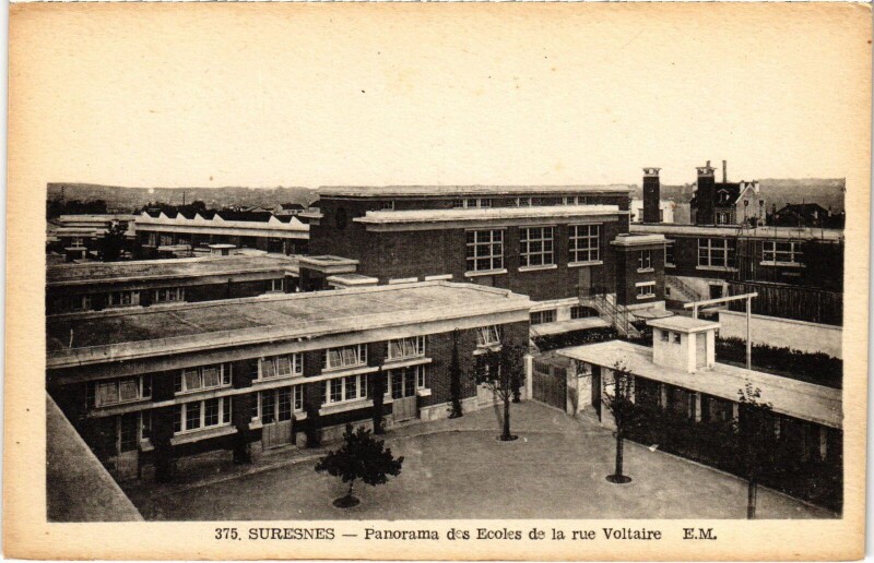 Carte postale ancienne Suresnes panorama des Ecoles de la rue Voltaire à Suresnes