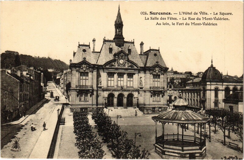 Carte postale ancienne L'Hôtel de Ville - Le Square - La Salle des Fêtes - La Rue du Mont-Valérien - Au loin, le fort du Mont-Valérien à Suresnes