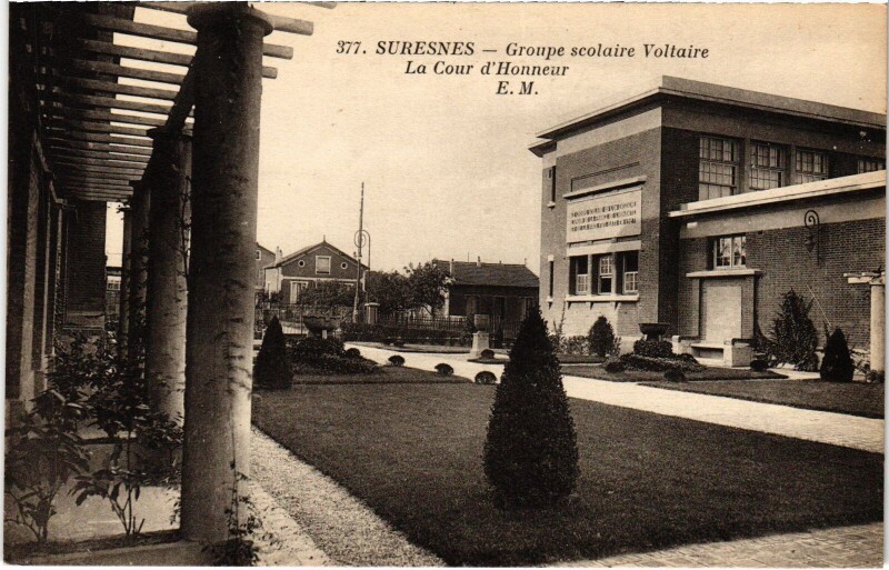 Carte postale ancienne Suresnes La Cour d'Honneur à Suresnes
