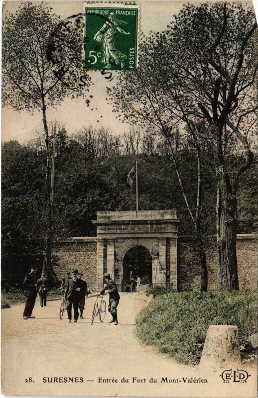Carte postale ancienne Suresnes Entree du Fort du Mont Valerien à Suresnes