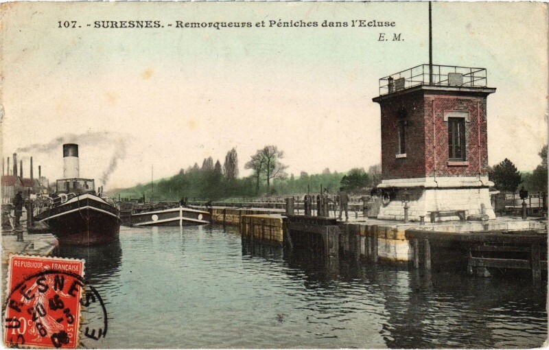 Carte postale ancienne Suresnes Remorqueurs et Peniches dans l'Ecluse à Suresnes