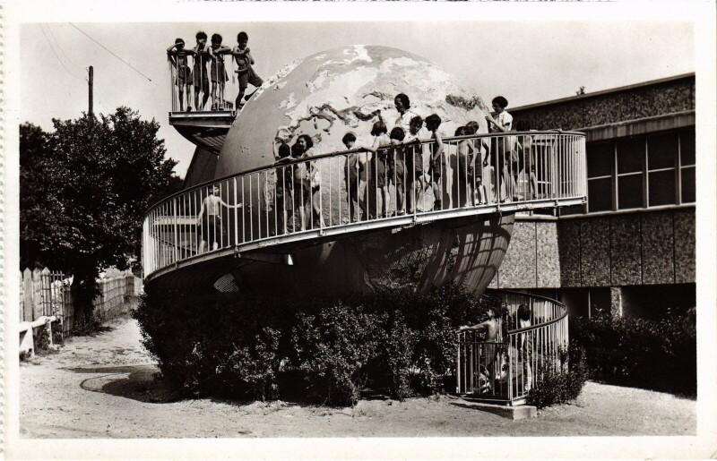 Carte postale ancienne Suresnes Ecole en plein air la lecon de geographie à Suresnes